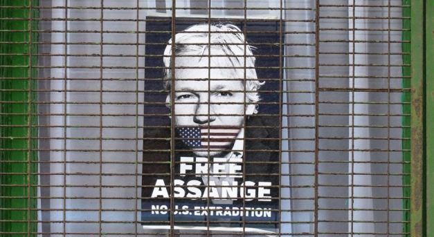 A brit bíróság engedélyezte Assange kiadatását az Egyesült Államoknak
